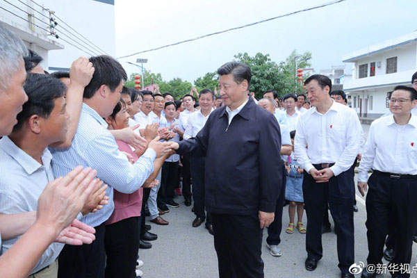 習近平到潭頭村看望老區(qū)群眾 習近平到潭頭村看望老區(qū)群眾