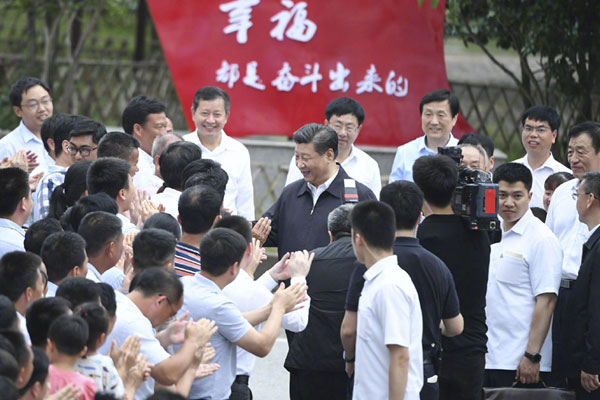 習近平到潭頭村看望老區(qū)群眾 習近平到潭頭村看望老區(qū)群眾